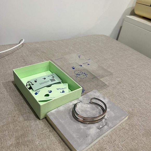 Off-White Silver Paperclip Cuff Bracelet in Brandnew condition - Picture 7 of 10